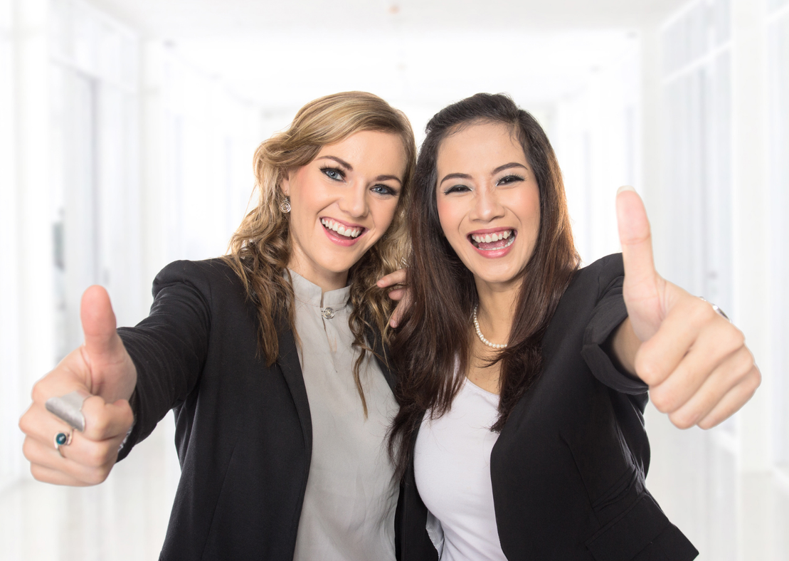 Frau mit dezentem Business-Make-up im Büro