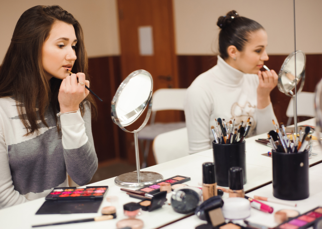 Kleine Gruppe von Frauen bei einem Make-up Workshop