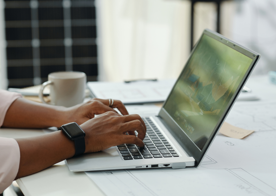 Frau beim Online-Coaching am Laptop in ruhiger Umgebung